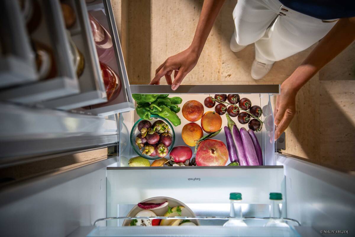 Die «BioFresh»-Technologie ermöglicht, dass bei einer Temperatur knapp über 0° C und der idealen Luftfeuchtigkeit Obst und Gemüse einen perfekten Lagerplatz haben. Es gibt auch eine «BioFresh-Plus»-Schublade, die auf eine Temperatur von -2° C eingestellt werden kann – optimal für Fisch und Meeresfrüchte. Liebherr.
