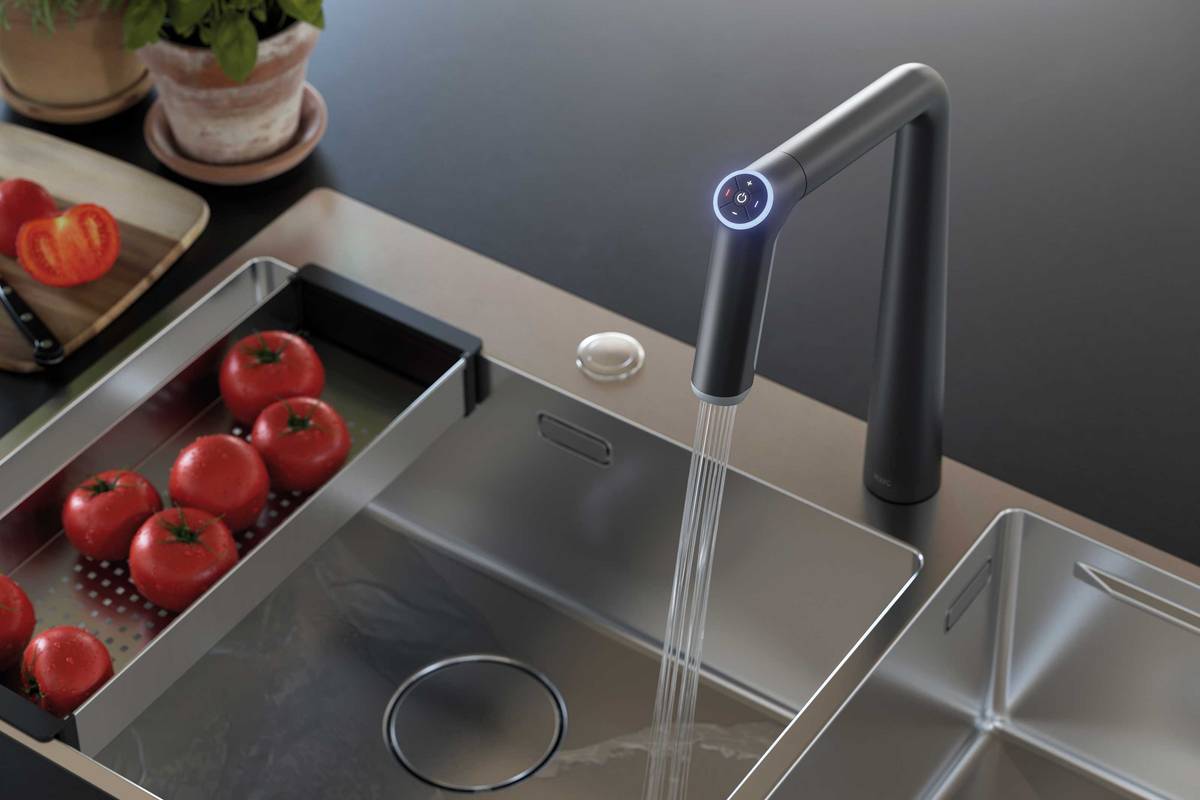 Mit «Kio» setzt KWC die lange Designtradition der Marke fort. Ein Griff genügt zum Einstellen von Temperatur, Menge und Strahl. Der Leuchtring informiert über die Wassertemperatur und laufende Programme. KWC/Franke Water Systems.