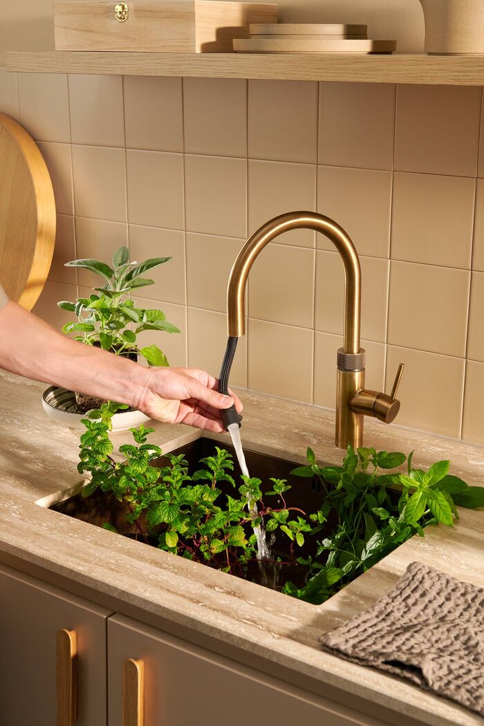 Die «Flex»-Armatur in Messing Patina liefert kochendes, warmes und kaltes sowie optional gekühltes sprudelndes Wasser. Neu ist sie mit der Oberfläche Messing Patina erhältlich, die in jeder Küche einen eleganten Akzet setzt. www.quooker.ch