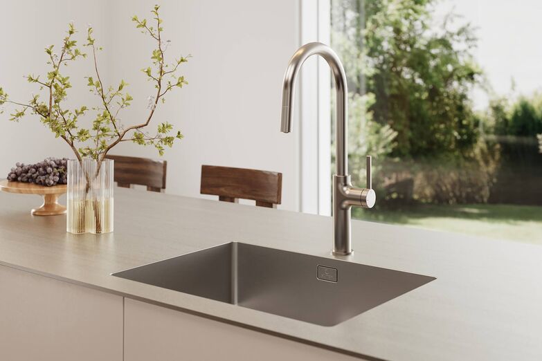 Suter-Armaturen vervollständigen die Spüle mit einer gelungenen Verbindung aus Funktionalität und Design. Klare Linien und zeitlos modernes Design sorgen dafür, dass sich die Armaturen harmonisch in jede Küche einfügen. Hochwertige Materialien und präzise Verarbeitung stehen für langlebige Qualität. www.suter.ch
