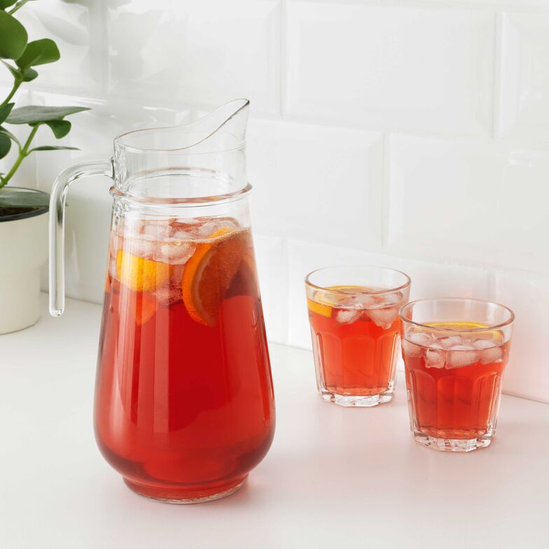Die grosse Karaffe «Tillbringare» bietet Eistee, Eiswürfeln und frischer Zitrone reichlich Platz. Ikea, www.ikea.ch