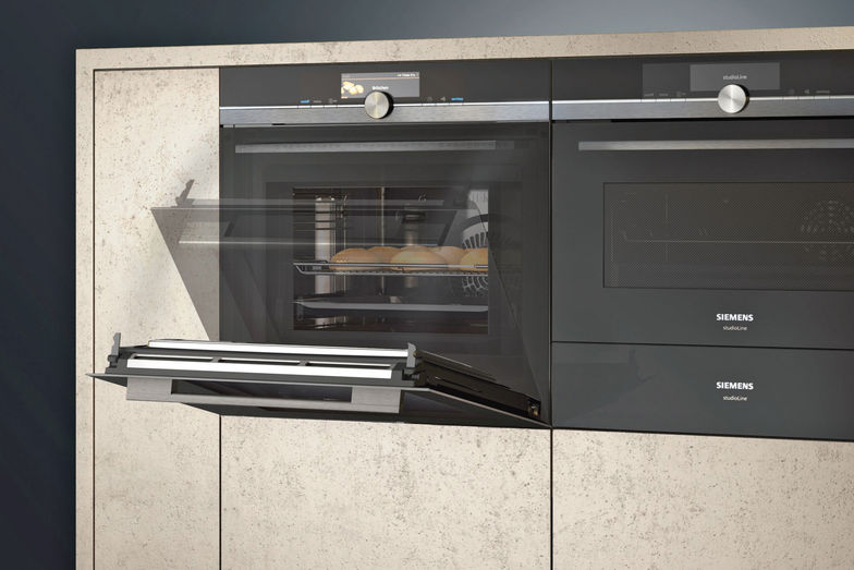Backofen öffne dich! An der Swissbau stellte Siemens den ersten Backofen vor, dessen Tür durch Sprachsteuerung geöffnet werden kann. Dafür muss der Hobbykoch nicht einen Finger rühren. Auch Kaffeemaschinen, Herde und Geschirrspüler sind durch Sprachassistenten steuerbar. Wer eine Smartwatch trägt, kann mit dem Home Connect Partner Fitbit und Amazons Alexa die Hausgeräte durch Sprachbefehle steuern. Die Dunstabzugshaube startet nicht erst automatisch, wenn auf dem Kochfeld gekocht und gebraten wird, sondern bereits dann, wenn die Luftqualität im Raum es erfordert. Dies geschieht mithilfe des neuen Home- Connect-Partners «NuWave», wodurch die Luft im Intervallmodus durch den «cleanAir Plus»-Filter gereinigt wird.