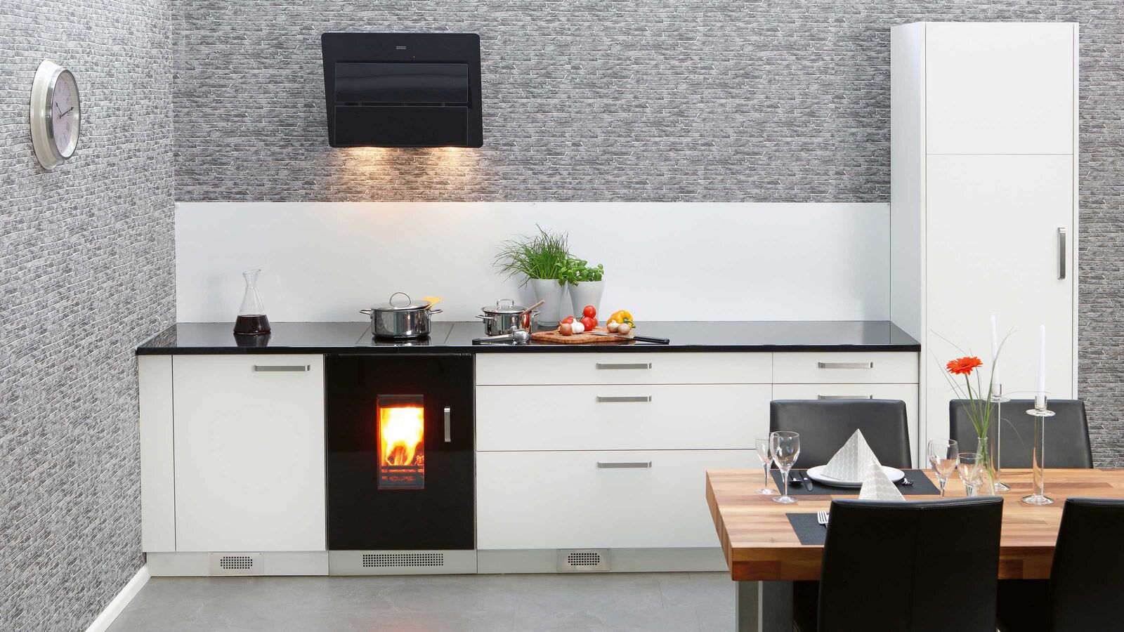 Das Holzherd-Modul «Fuego» mit dem grossen Sichtfenster lässt sich problemlos in eine Einbauküche integrieren.